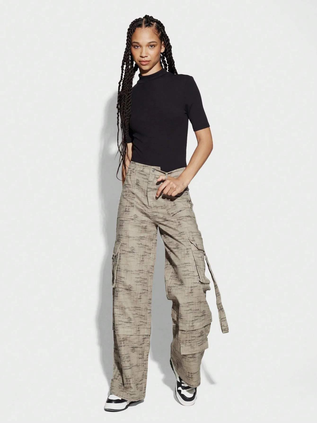 SUMWON WOMEN Straight Fit Multi Pocket All Over Printed Twill Cargo Short