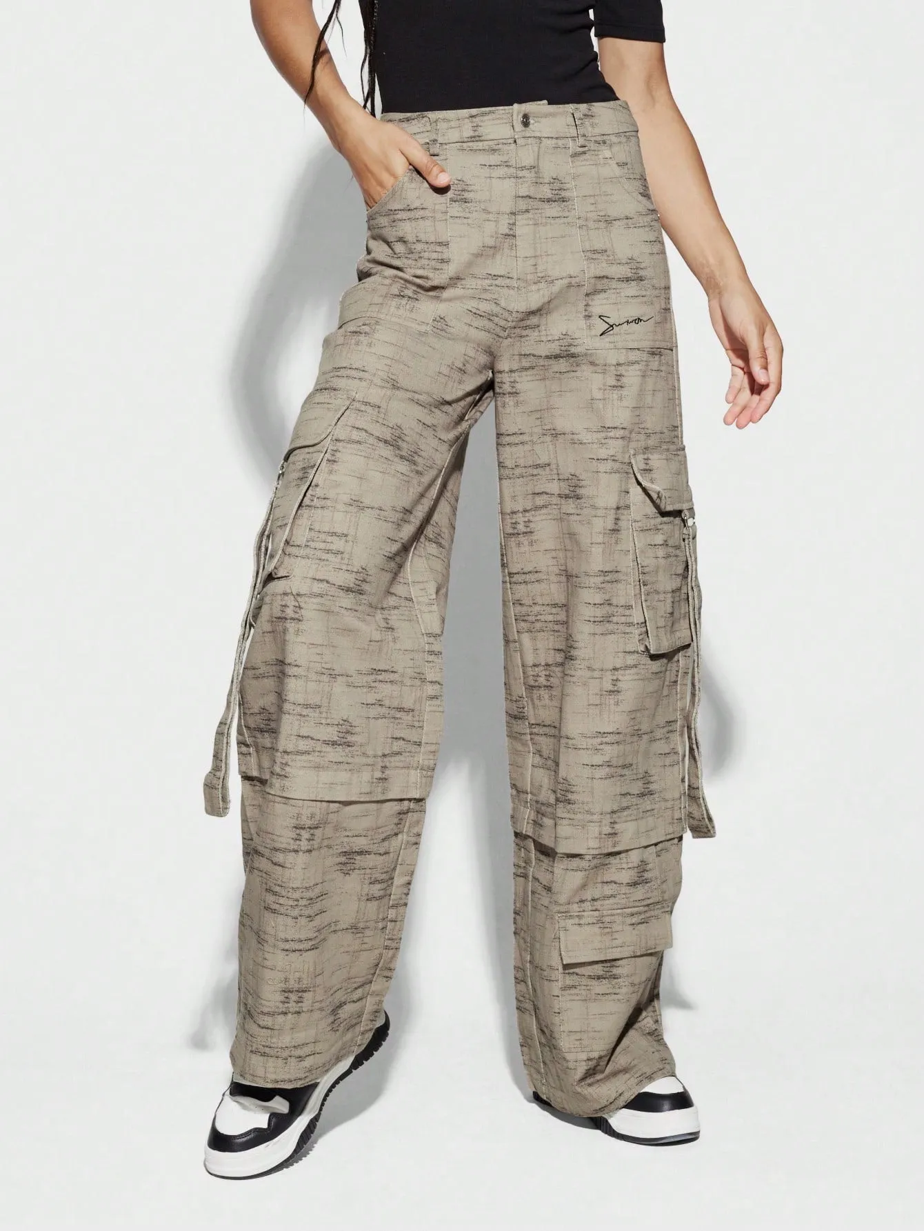 SUMWON WOMEN Straight Fit Multi Pocket All Over Printed Twill Cargo Short